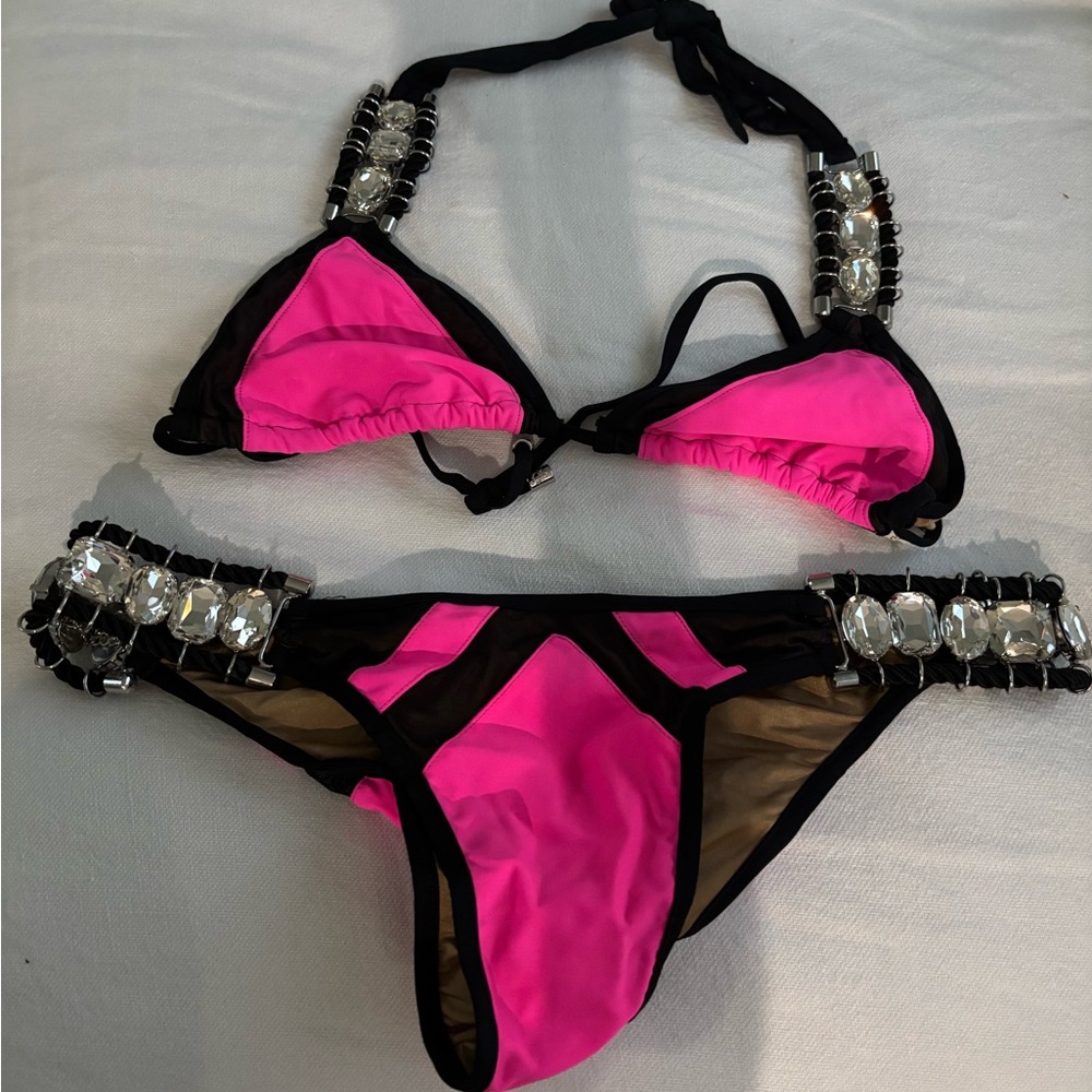 beach bunny neon pink bikini! 
bottoms(m)
top(s)